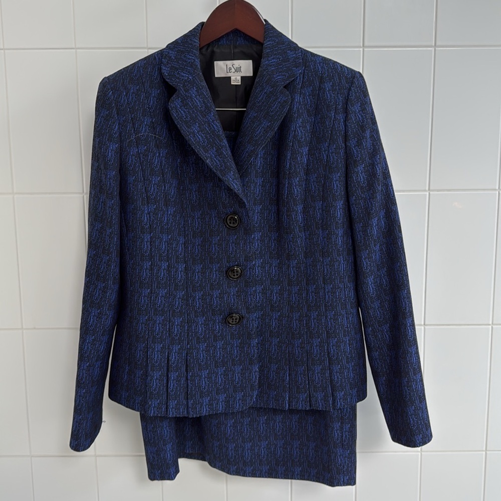 Lesuit skirt suit never worn size 12